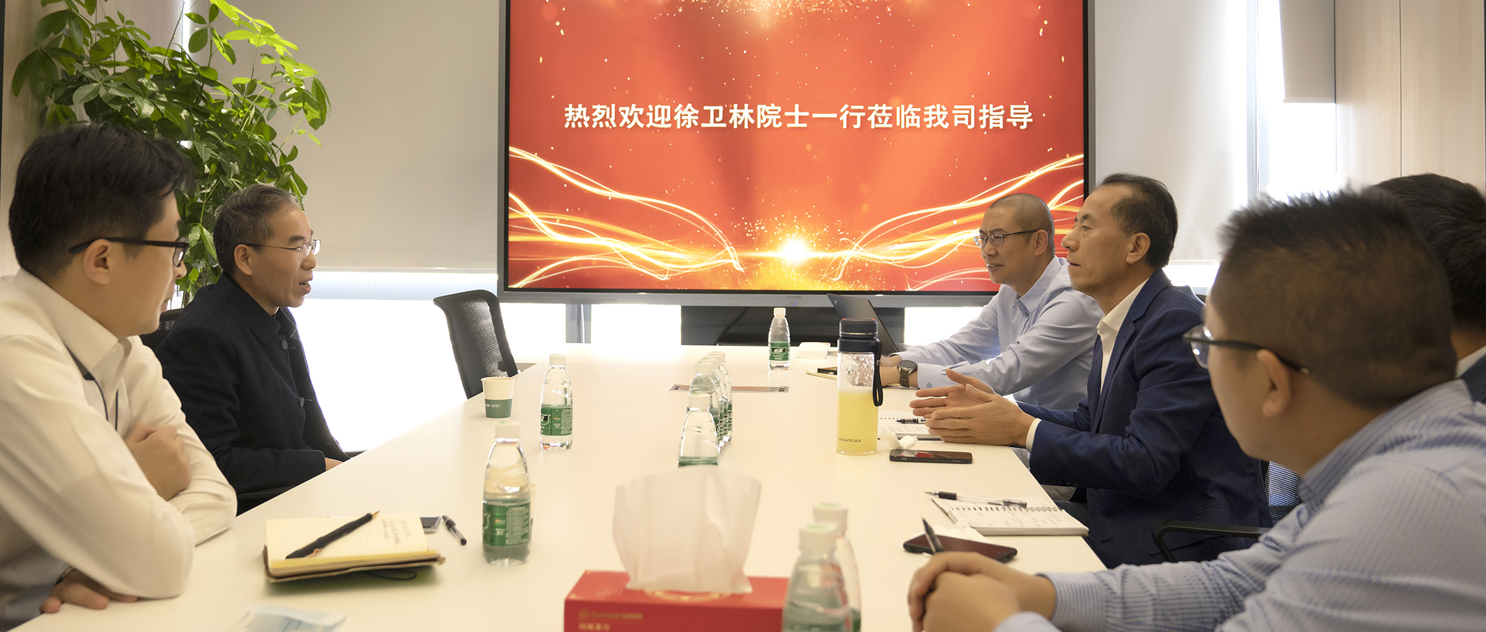 中国工程院院士、武汉纺织大学堂长徐卫林造访2003网站太阳集团医