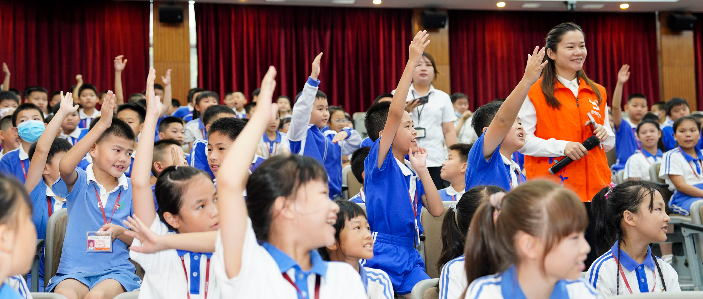 2003网站太阳集团暖童心公益活动，健全讲堂走进校园