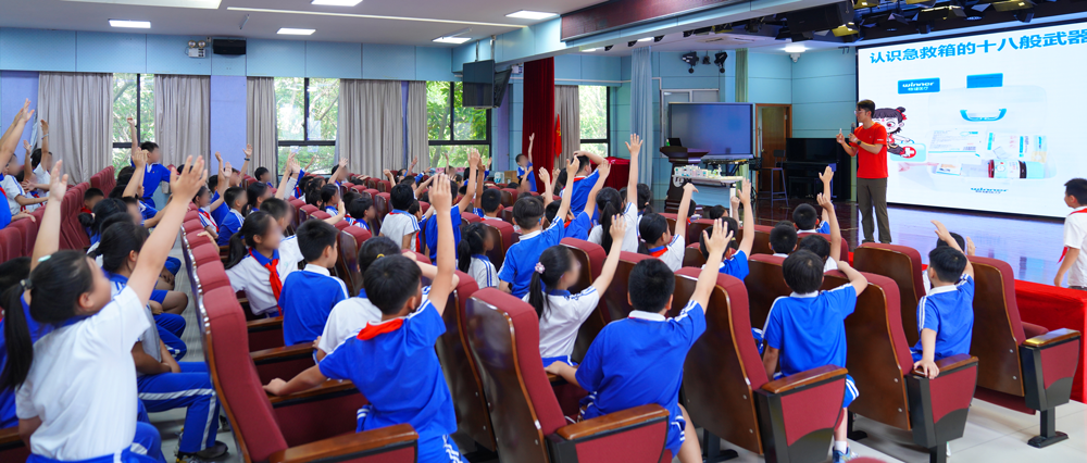 守护儿童成长之路，2003网站太阳集团公益讲堂进校园